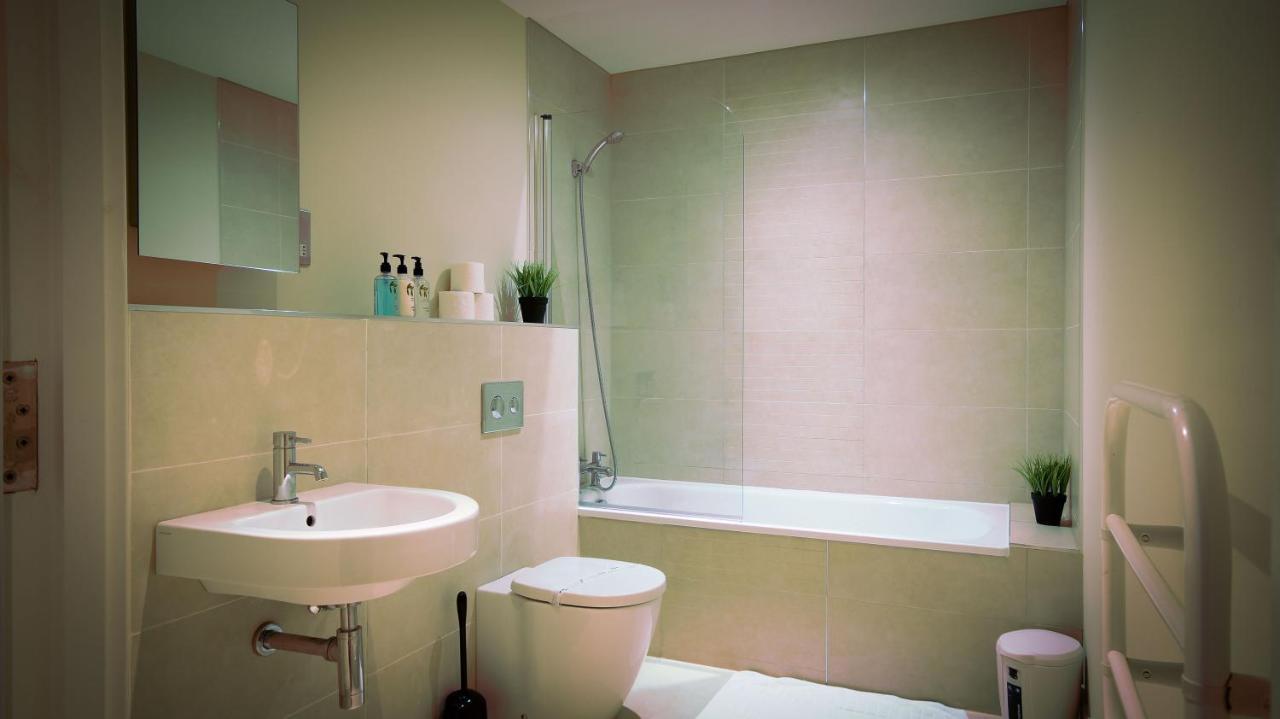 Superb City Center 1 Or 2 Bedroom Apts King Bed Southampton Bagian luar foto