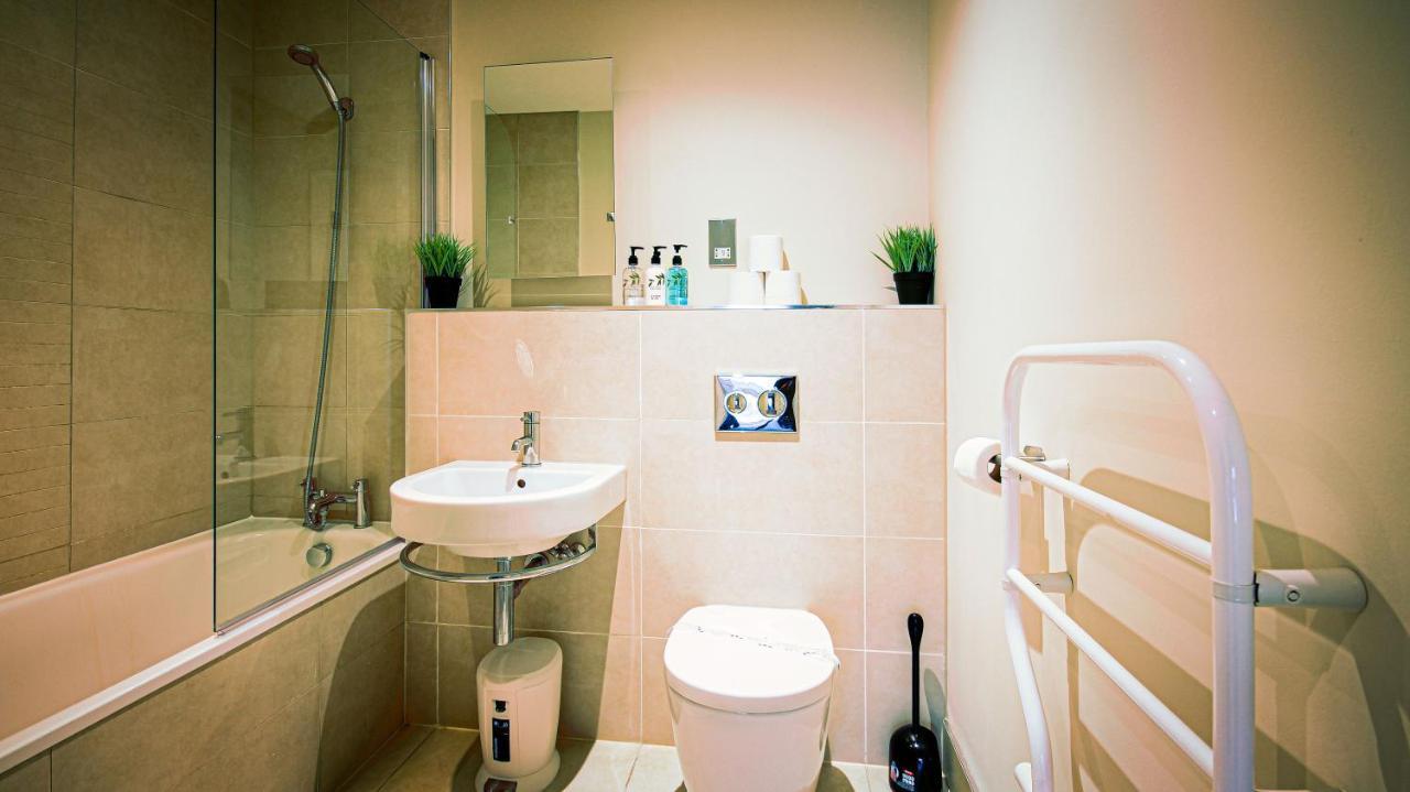 Superb City Center 1 Or 2 Bedroom Apts King Bed Southampton Bagian luar foto