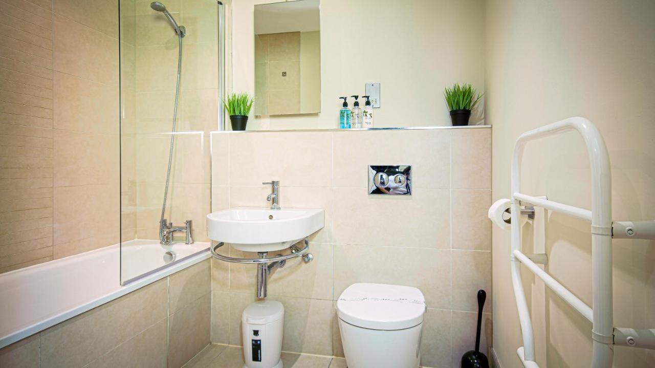 Superb City Center 1 Or 2 Bedroom Apts King Bed Southampton Bagian luar foto