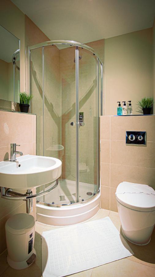 Superb City Center 1 Or 2 Bedroom Apts King Bed Southampton Bagian luar foto